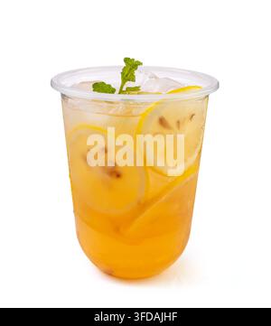 Boisson glacée au thé Oolong citronné avec des tranches de citron fraîches Banque D'Images