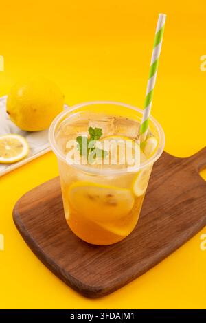 Boisson glacée au thé Oolong citronné avec des tranches de citron fraîches Banque D'Images