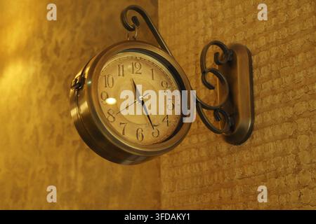 Horloge suspendue au mur dans un cadre intérieur Banque D'Images