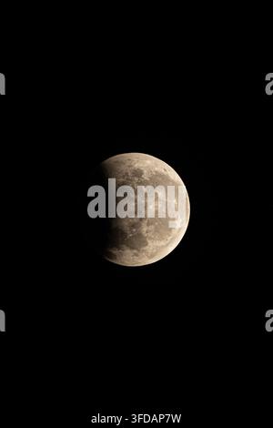 Lune détaillée pendant l'éclipse lunaire partielle du 28 août 2026 Banque D'Images