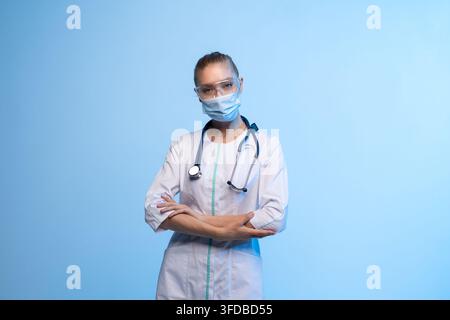 Médecine portant un masque et des lunettes de sécurité Banque D'Images