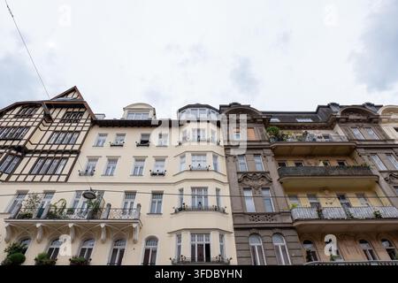VIENNE, AUTRICHE, 25 août 2026 : Vue en contre-plongée des immeubles d'habitation historiques européens aux façades ornées et balcons sous un ciel nuageux. Banque D'Images