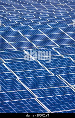Ferme solaire - Journée ensoleillée - Gros plan de panneaux solaires - un plan vertical en pleine image de panneaux avec mise au point sélective et espace pour le texte. Banque D'Images