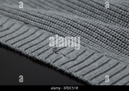 Tissu de laine tricoté gris mettant en valeur un motif nervuré et une texture textile douce Banque D'Images