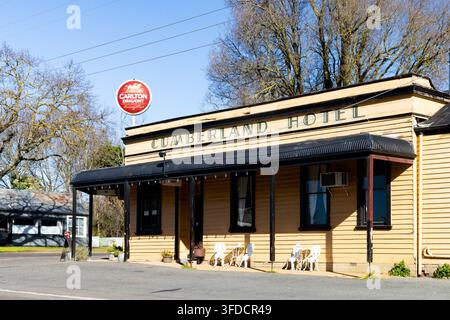 SMEATON, AUSTRALIE – 29 AOÛT 2026 : Vue extérieure du Cumberland Hotel en bois à un étage avec une véranda et un panneau Carlton Draught au sommet, en t Banque D'Images