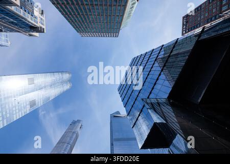 Vue verticale des bâtiments à Hudson Yards, Manhattan, New York City, États-Unis. Banque D'Images