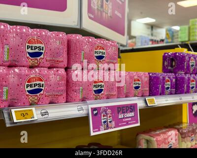 Pepsi Ice Cream Raspberry Ripple zéro sucre, multipack de 8 boîtes à £3,75 dans un supermarché Morrisons au Royaume-Uni, août 2026. Banque D'Images