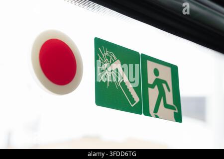 Autocollant de sécurité pour marteau d'urgence sur une vitre de train et autocollants de panneau de sortie, utilisés pour la sécurité des passagers et les instructions d'évacuation dans les transports publics Banque D'Images