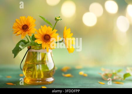 Fleurs jaunes dans un vase en verre avec des lumières bokeh douces pour la décoration intérieure et la conception de cartes de vœux Banque D'Images