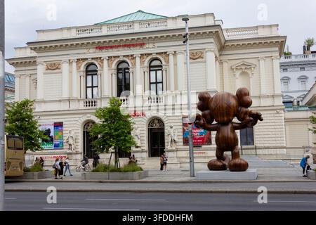 La façade néoclassique du Künstlerhaus abritant l'Albertina Modern, avec une grande sculpture d'art en bois moderne sur la place à Vienne Banque D'Images