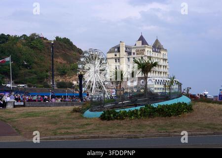 Le Grand Hotel est un hôtel victorien 3 étoiles situé sur la promenade de North Shore à Llandudno, au Pays de Galles. Niché au pied du Great Orme Banque D'Images