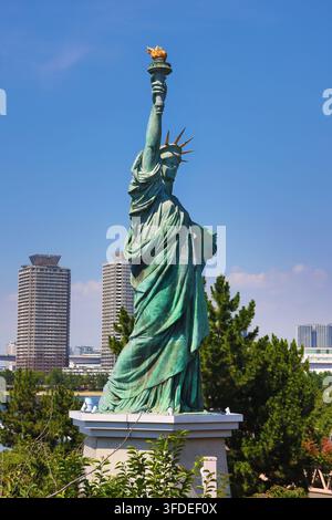 Réplique de la Statue de la Liberté dans le parc maritime d'Odaiba, Odaiba, Tokyo, Japon Banque D'Images