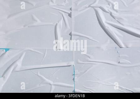 Fond d'art de rue urbain, texture de papier collé blanc avec plis et plis sur un mur bleu pour maquette d'affiche et superposition de conception graphique Banque D'Images