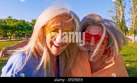 Amies seniors profitant d'une journée d'été amusante dans le parc Banque D'Images
