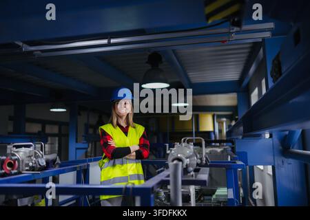 Ingénieure travaillant avec des machines dans une usine industrielle moderne. Banque D'Images