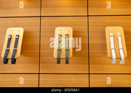 Trois paires de bracelets Apple Watch sur des supports en bois Banque D'Images