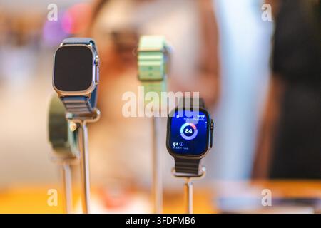 Montres connectées Apple Watch Ultra sur présentoir de vente au détail Banque D'Images