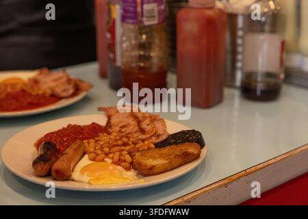 Petit-déjeuner anglais traditionnel classique servi dans une assiette dans un café. Banque D'Images