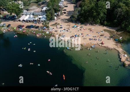 Vue aérienne de personnes profitant d'une plage de carrière ensoleillée Banque D'Images