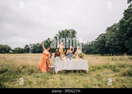 Groupe divers d'amis célébrant lors d'une fête champêtre Banque D'Images