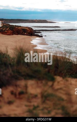 Vue d'une côte accidentée depuis des dunes sablonneuses Banque D'Images