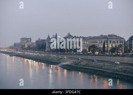 Paysage urbain de Budapest le long du Danube au crépuscule Banque D'Images