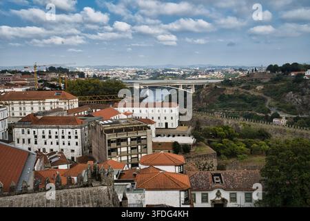 Vue élevée de Porto avec des toits rouges et le fleuve Douro Banque D'Images