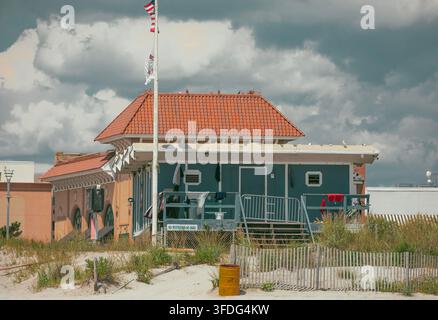 Bâtiment de plage sur les dunes sous un ciel nuageux Banque D'Images