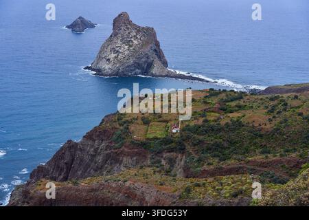 Les îlots Roques de Anaga et la hacienda isolée Las Palmas sur le plateau des falaises à Tenerife Banque D'Images