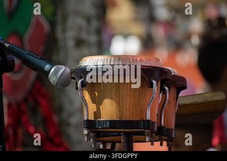 Gros plan de tambour bongos et microphone de scène pendant l'événement culturel El Carnavalito à Ciego de Ávila, Cuba - 21 août 2026 Banque D'Images