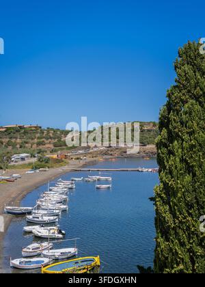 Vue élevée surplombant la marina et le front de mer de Port Lligat sur la Costa Brava en Catalogne, Espagne Banque D'Images