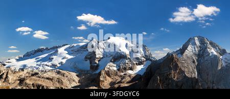 Vue du mont Marmolada avec de beaux nuages dans le ciel, le plus haut sommet des Alpes Dolomites en Italie Banque D'Images