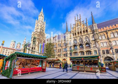Munich, Allemagne – 2 décembre 2025 : Marienplatz pendant le marché de Noël annuel dans la vieille ville de Munich. Banque D'Images