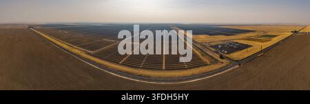 Vue aérienne de la ferme solaire d'Arlington avec des rangées de panneaux photovoltaïques implantés dans le vaste paysage sec d'Arlington, Oregon, États-Unis. Banque D'Images