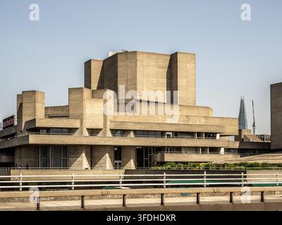 Architecture brutaliste du National Theatre sur la South Bank à Londres, Angleterre, Royaume-Uni. Banque D'Images