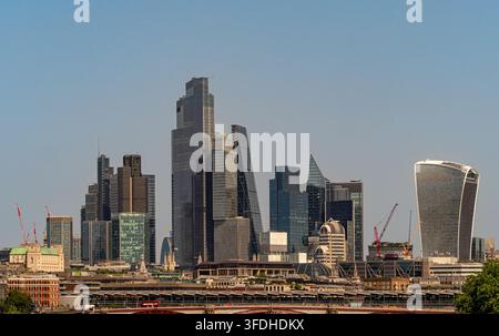 Paysage urbain de la City de Londres avec 20 Fenchurch Street vu depuis la South Bank, Londres, Angleterre, Royaume-Uni. Banque D'Images