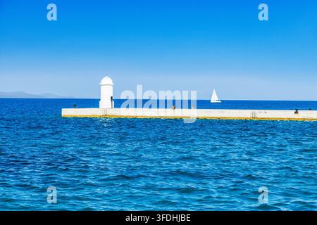 Quai et phare sur la mer Adriatique à Zadar, Croatie Banque D'Images