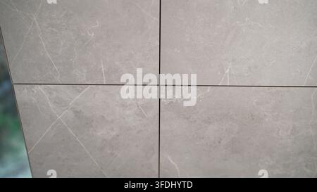 Carreaux en céramique effet marbre gris avec veines subtiles et joints propres Banque D'Images
