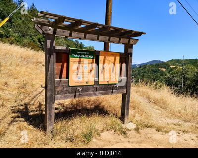 GOLDMAN TRAIL, ÉTATS-UNIS - 24 JUIN 2026 : Kiosque d'information en bois sur le Goldman Trail dans le comté de Marin, Californie. Il présente un Bienvenue à Tamar Banque D'Images