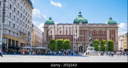 Musée national de Belgrade avec des dômes verts et un monument équestre sur la Place de la République, entouré de bâtiments historiques, de cafés et de visiteurs Banque D'Images