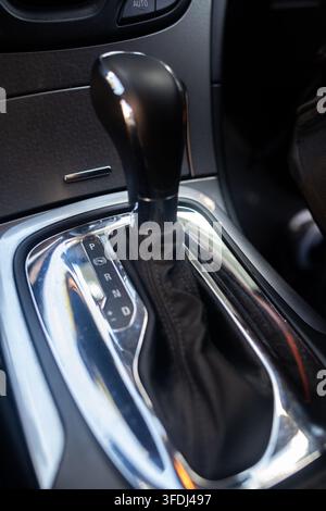 Le levier de vitesse automatique se trouve dans la console centrale d'une voiture moderne. Les détails intérieurs des transmissions modernes mettent l'accent sur le confort de conduite. Banque D'Images