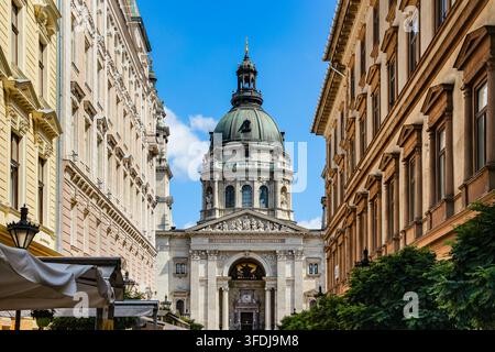 Dôme et entrée de la basilique Saint-Étienne vus le long de la rue Zrínyi Utca à Budapest, Hongrie Banque D'Images
