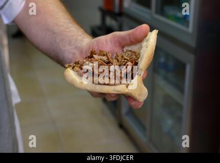 Sandwich de doner kebab turc appétissant servi dans un pain pita traditionnel Banque D'Images