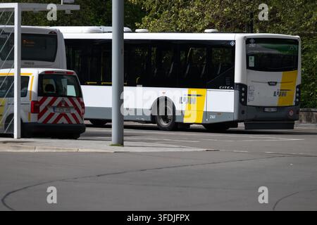 Grande gare routière de Lijn avec plusieurs plates-formes formant un centre de transport majeur Hoppin à Bruges. Bruges, Belgique 16 avril 2026 photo Werner Lerooy. Banque D'Images