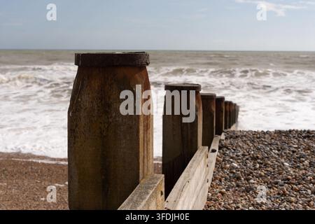Les groynes en bois de Camber Sands, dans l'East Sussex, empêchent l'érosion côtière en retenant des galets face à la Manche. Banque D'Images