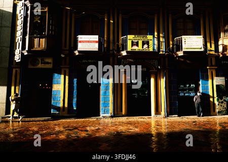 Bogota, Colombie - 17 juin 2023 : Vue de la Casona del Museo avec sa façade bleue et jaune caractéristique, ses balcons ornés et son pavé de briques mouillé dans le Banque D'Images