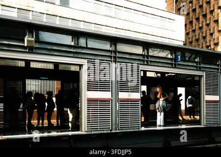 Bogota, Colombie - 17 juin 2023 : Vue d'une plateforme de la station TransMilenio avec des navetteurs attendant le bus dans la ville de Bogota. Banque D'Images