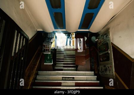 Bogota, Bogota, Colombie – 17 juin 2023 : Vue d'un escalier intérieur avec une personne debout en haut, illuminée par une lumière provenant d'en haut, f Banque D'Images