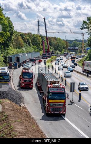 Travaux routiers sur l'autoroute A40 près de Mülheim-Winkhausen ; les travaux préparatoires sont en cours ; des segments de pont pour le nouveau pont sont livrés ; Pont Banque D'Images