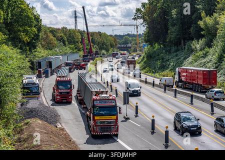 Travaux routiers sur l'autoroute A40 près de Mülheim-Winkhausen ; les travaux préparatoires sont en cours ; des segments de pont pour le nouveau pont sont livrés ; Pont Banque D'Images